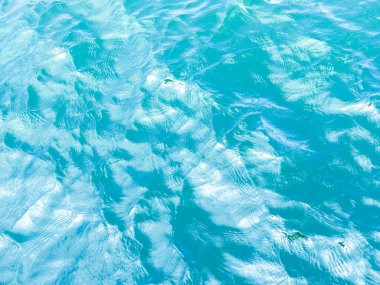 Su yüzeyi arka planında yansıma