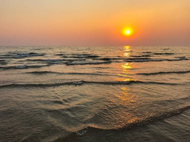 Gün batımından önce deniz ve gökyüzü