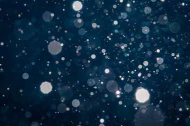 Noel arkaplanı için soyut mavi ışık bulanık bokeh halkaları