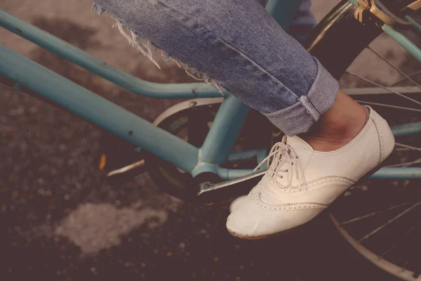 Kobieta Dżinsach Białych Butach Jeździ Rowerze Parku — Zdjęcie stockowe