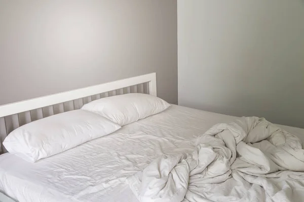 床上有两个白色枕头 床上有皱巴巴的 凌乱的毛毯 — 图库照片