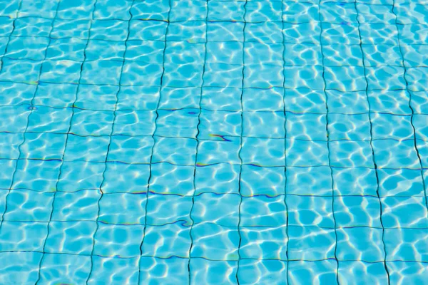 Mavi Yüzme Havuzu Arka Planında Yüzeyi — Stok fotoğraf