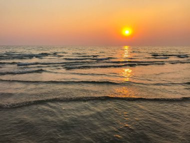 Gün batımından önce deniz ve gökyüzü