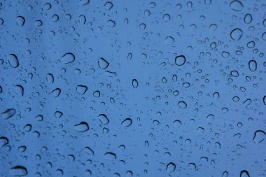 Camına gün yağmur su damlaları