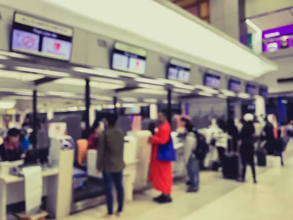 Imagen Borrosa Muchas Personas Mostrador Del Aeropuerto Prepararse Para Viajar — Foto de Stock