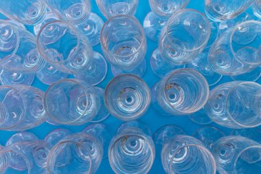 Partide bir sürü boş bardak var.