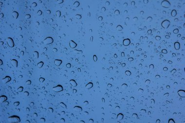 Camına gün yağmur su damlaları