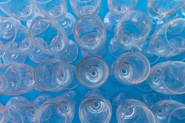 Partide bir sürü boş bardak var.