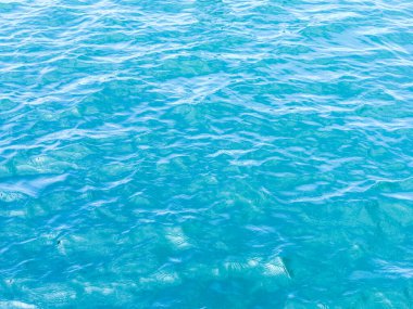 Su yüzeyi arka planında yansıma