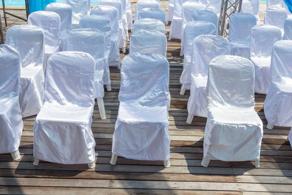 屋外セミナーのための白い布カバー付きの椅子の行 — ストック写真