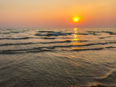 Gün batımından önce deniz ve gökyüzü