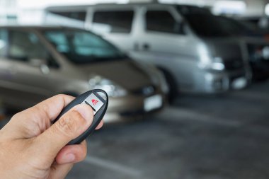 Otoparkın arka planında el ele tutuşan uzaktan kumanda