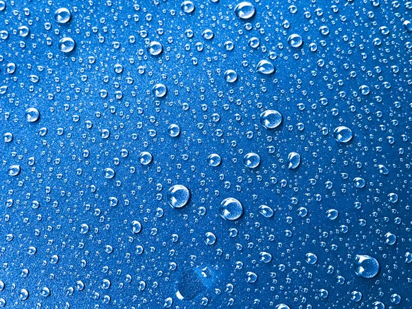 Wassertropfen Auf Blauem Hintergrund — Stockfoto