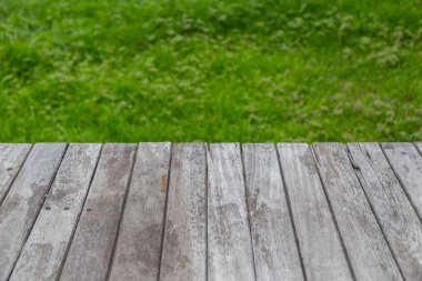 Yeşil doğaya sahip eski ahşap