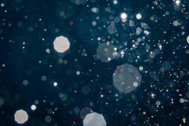 Noel arkaplanı için soyut mavi ışık bulanık bokeh halkaları