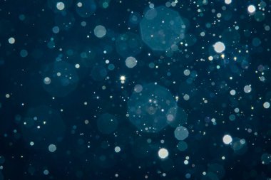 Noel arkaplanı için soyut mavi ışık bulanık bokeh halkaları