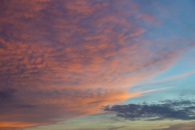 Gün batımından önce turuncu bulutlar