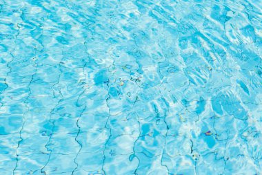 Mavi yüzme havuzu arka planında su yüzeyi