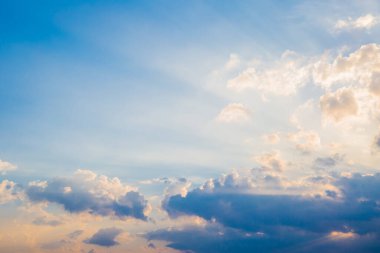 Gün batımından önce gökyüzü ve bulutlar