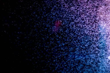 Siyah arkaplanda mavi bokeh