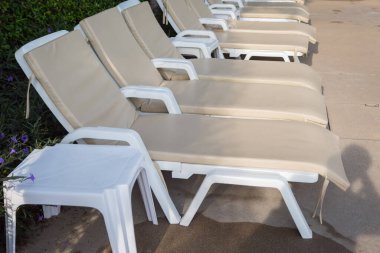 Turistler için havuz kenarında dinlenmek için güneşlik..