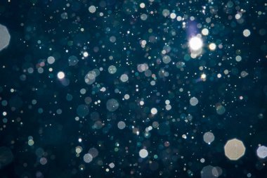 Noel arkaplanı için soyut mavi ışık bulanık bokeh halkaları