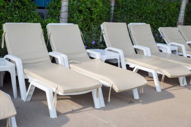 Turistler için havuz kenarında dinlenmek için güneşlik..