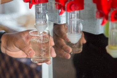 Soğuk su tankı musluğunu açar.