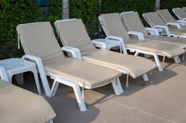 Turistler için havuz kenarında dinlenmek için güneşlik..