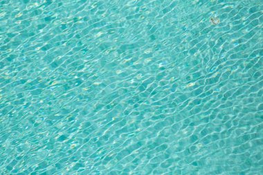 Mavi havuz arka planında ışık dalgası yansıması