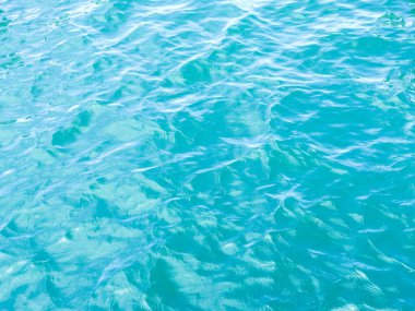 Su yüzeyi arka planında yansıma