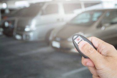 Otoparkın arka planında el ele tutuşan uzaktan kumanda