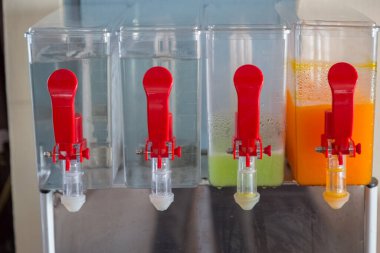 Kutuda portakal suyu ve su ve parti için masada bardaklar.