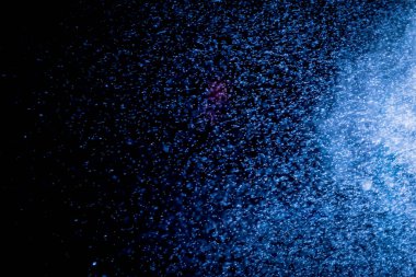 Siyah arkaplanda mavi bokeh