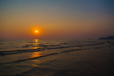 Gün batımından önce gökyüzü ve sahil