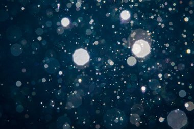 Noel arkaplanı için soyut mavi ışık bulanık bokeh halkaları