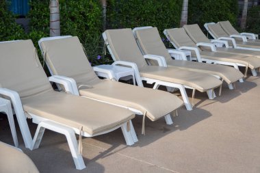 Turistler için havuz kenarında dinlenmek için güneşlik..