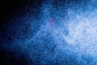 Siyah arkaplanda mavi bokeh