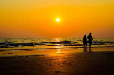 Gün batımından önce sevgilileri ve kumsalı sustur