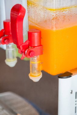 Kutuda portakal suyu ve su ve parti için masada bardaklar.