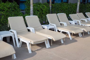 Turistler için havuz kenarında dinlenmek için güneşlik..