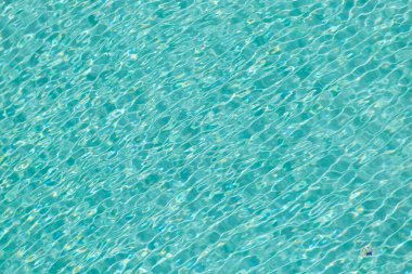 Mavi havuz arka planında ışık dalgası yansıması