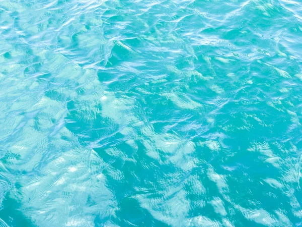 Su yüzeyi arka planında yansıma