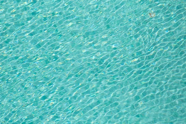 Mavi havuz arka planında ışık dalgası yansıması