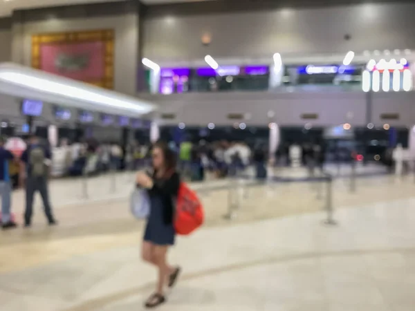 Imagen Borrosa Muchas Personas Mostrador Del Aeropuerto Prepararse Para Viajar — Foto de Stock