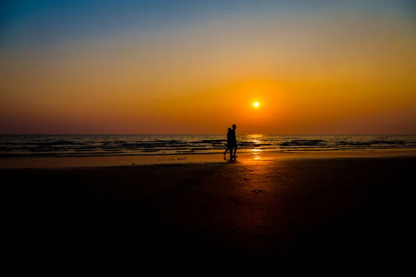 Gli Amanti Del Silenzio Spiaggia Prima Del Tramonto Sfondo — Foto Stock