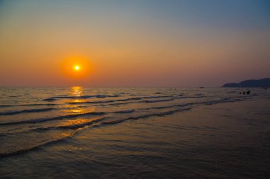 Gün batımından önce gökyüzü ve sahil