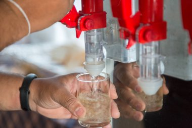 Soğuk su tankı musluğunu açar.