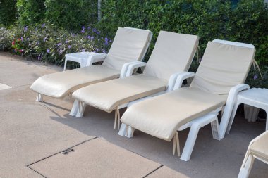 Turistler için havuz kenarında dinlenmek için güneşlik..