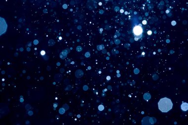 Siyah arkaplan ile soyut bulanık mavi parlayan bokeh